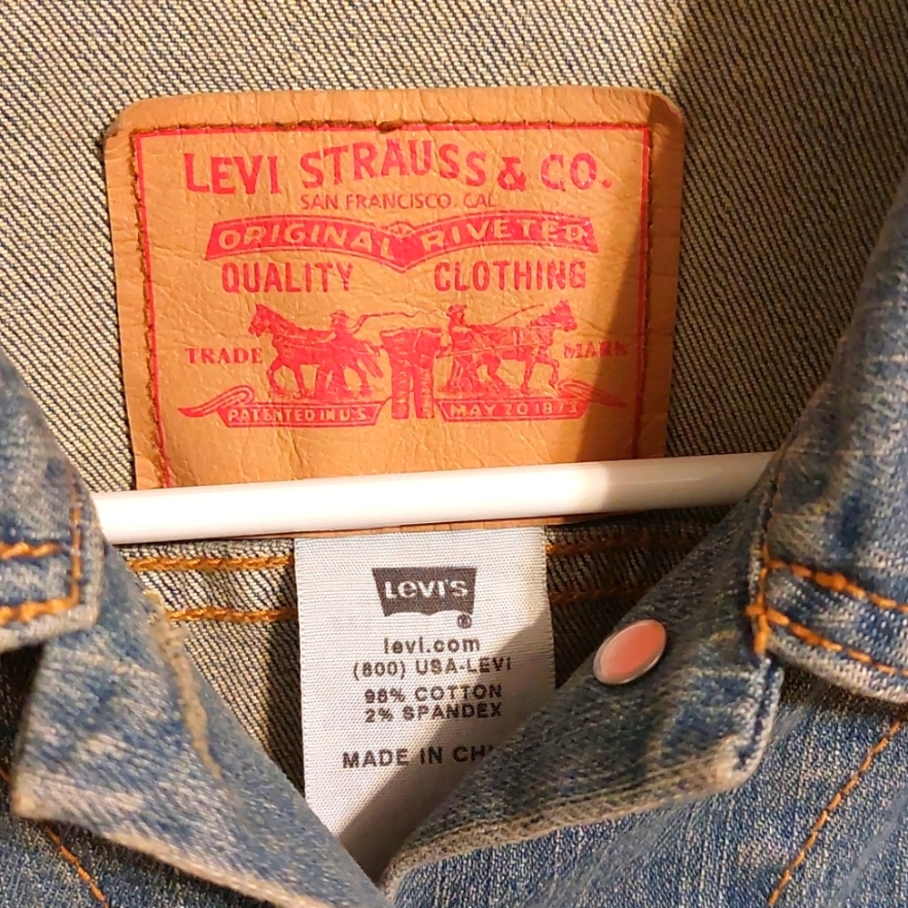 Vintage Levi's Cropped Trucker Jacket - Picture 2 of 6